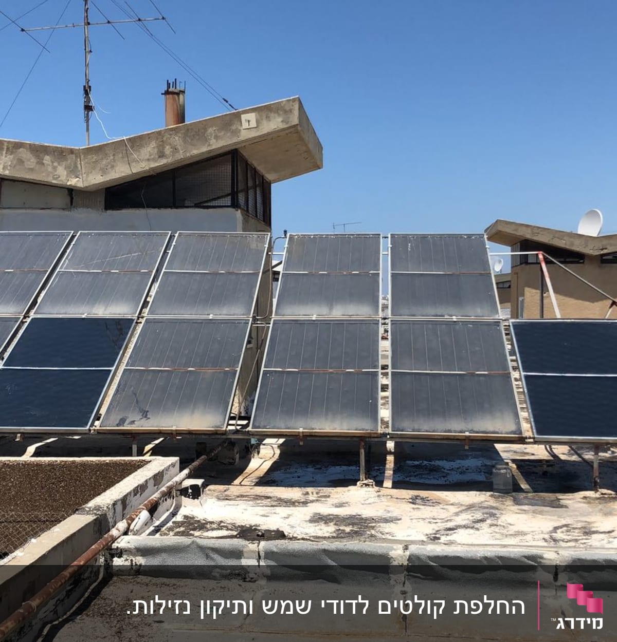 אדם מנקה קולטי שמש על גג בניין